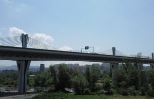 도시 위 고속도로 고가도로