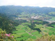 푸르나스 계곡의 지질학적으로 활발한 지역과 같은 이름을 가진 민간 교구