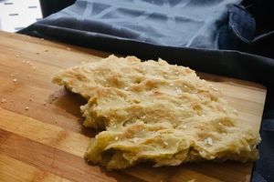 나무 도마 위의 포카차 조각