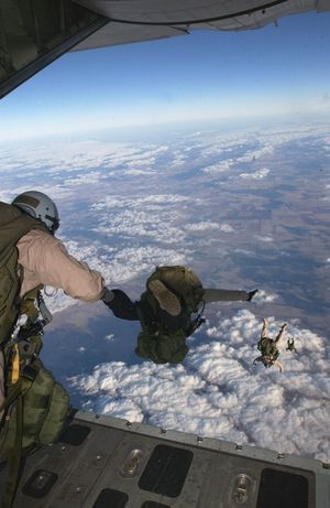 ft}}에서 '고고도, 저강하' (HALO) 강하 훈련을 수행하고 있다. —2004년경