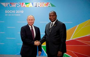 2019년 10월 23일 소치에서 열린 러시아-아프리카 정상회담에서 러시아 대통령 블라디미르 푸틴과 투아데라
