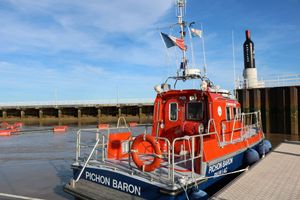 마리나 입구 채널에 거대한 와인 병 옆에 있는 국립 해상 구조 협회(SNSM)의 구명정 피숑 바론