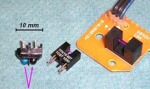 반사형 쌍(왼쪽)과 빛 경로가 보라색으로 표시된 두 개의 슬롯형 커플러