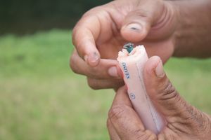 폭파 낚시를 위해 폭탄을 준비하는 모습