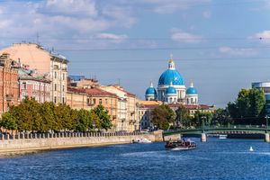  폰탄카강 원근법. 트리니티 대성당을 바라본 모습.