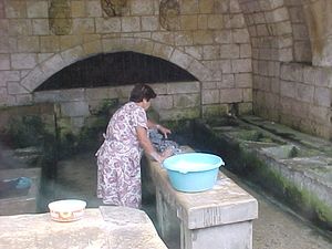 때때로 폰타나 샘에서 여전히 옷을 빠는 사람들을 볼 수 있다.