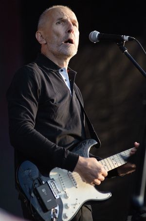 2011년 공연 중인 마모노프