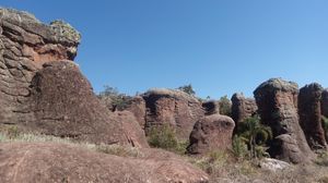 빌라 벨랴 공원의 사암, 신비롭게 "잃어버린 돌의 도시"로 알려져 있으며, 고대 도시의 유적을 연상시킨다