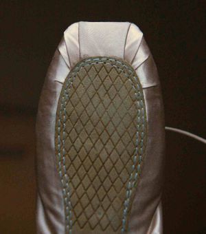 발레 슈즈의 밑창은 얇으며, 눈에 띄지 않도록 신발 밑창의 일부만 덮는다.