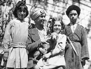 1920년 브란겔의 아내와 자녀들. 왼쪽부터: 헬레나, 올가, 나탈리, 표트르