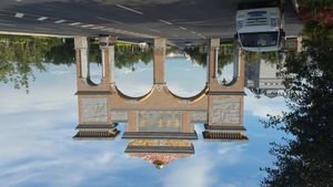 푸위안의 "동쪽 첫 번째 현" 패루