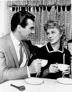피세르니와 페기 맥케이가 낮 시간대 연속극 더 영 매리드스(1964)의 한 장면에서 찍은 사진.