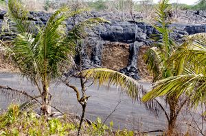 푸우오오 재에서 나온 용암이 파호아 마을로 14마일 흘러들어갔다. 용암은 파호아 이전 스테이션의 경계를 침범했다.
