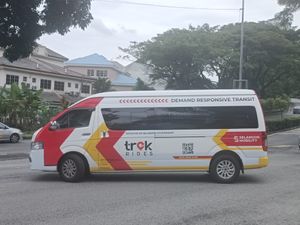 반다르 푸총 자야의 TrekRides 차량 공유 서비스