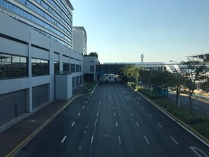 역 인근의 도로