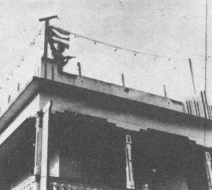하유야 봉기 이후 타운홀에서 푸에르토리코 국기를 제거하는 군인, 1950년 무장 민족주의자들이 수행한 일련의 조직적인 반란 공격 중 하나