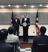 공공 연단에 적절하게 게양된 깃발, 미국 깃발은 오른쪽에, 푸에르토리코 깃발은 왼쪽에 위치