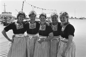 1983년 전통 축제에서 전통 의상을 입은 여성들