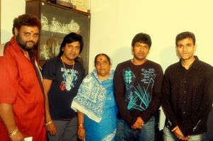 왼쪽부터 라비 스리바차, 시바 라지쿠마르, 파르바타마 라지쿠마르, 푸네스 라지쿠마르, 라가벤드라 라지쿠마르