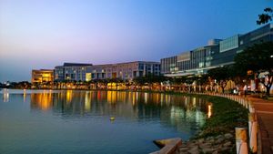 스타라이트 다리에서 본 크레센트 지구의 크레센트 단지가 있는 톤 얏 티엔 거리의 야경