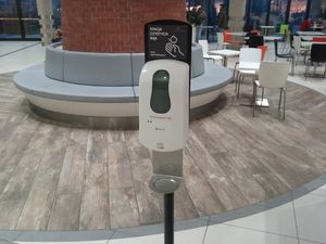 손 소독제 배포기, 2020년 3월 3일 토마슈프마조비에츠키의 거의 비어있는 쇼핑센터