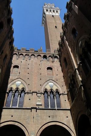 시에나의 푸블리코 궁전과 시계탑