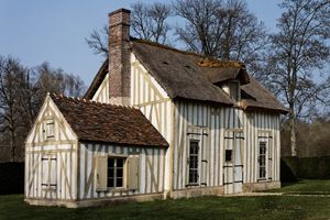 샹티이 성의 작은 마을에 있는 코티지