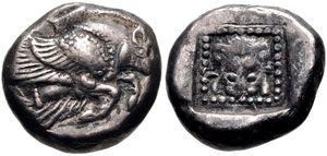 폴리크라테스 시대의 사모스 주화. 점선 사각형 안의 사각형에 날개 달린 멧돼지 앞부분(사자 가죽을 덮고 있음). 기원전 526-522년경.