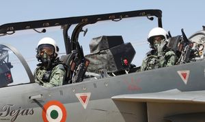 할 테자스(HAL Tejas)의 조종석에 탑승한 신두, 옐라한카 AFS, 벵갈루루