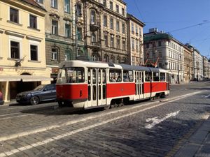 트램 23번 노선이 우예즈드 역을 출발하고 있다