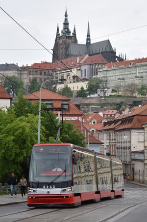 2019년 마네스 다리를 건너는 Škoda 15T 노면 전차