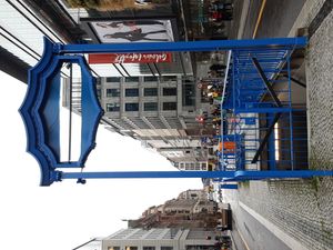 역명판이 철거된 폐쇄된 출입구