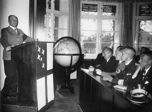 1938년 식민주의 학교를 개교하는 프란츠 폰 에프