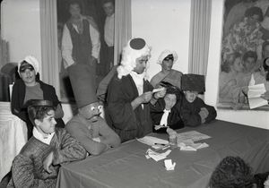 푸림을 위해 분장한 사람들. 간 슈무엘 키부츠, 1952