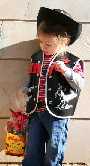 사탕이 든 푸림 바구니를 들고 카우보이로 분장한 이스라엘 소녀 (2006)