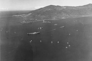 다낭 앞바다의 르 말랭과 항공모함 아로망슈. 1951년 10월 7일.