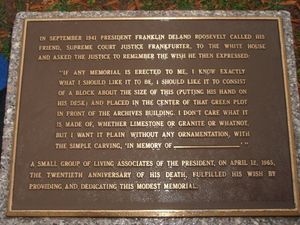 원래 FDR 기념관 앞 보도 가장자리에 있는 명판(2007)