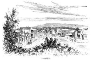 1886년 프랭크스턴의 메인 스트리트. 부두 호텔은 왼쪽에, 베이 뷰 호텔은 오른쪽에 위치.