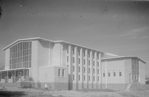 성 프란시스 자비에르 가톨릭 교회의 주요 스테인드글라스 창문은 1954년 남반구에서 가장 큰 것으로 알려졌다.