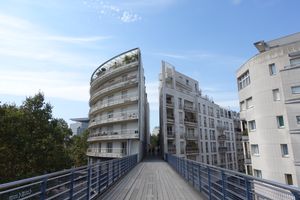 쿨레 베르트}}가 rue Montgallet의 두 건물 사이를 지나간다