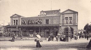 바스티유 광장에 있는 뱅센 기차역으로, 원래 기차 노선의 시작점