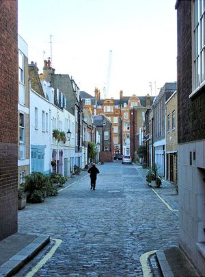 윔폴 뮤스. 17번지는 지붕이 평평한 벽돌집으로, 오른쪽에 보인다.