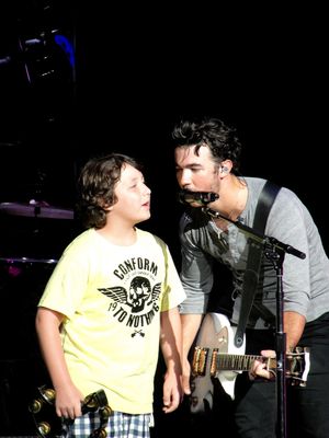 2010년 형 케빈과 함께 있는 조나스(왼쪽)