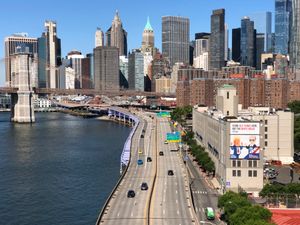 브루클린 교를 향해 남쪽으로 가는 FDR 드라이브. 맨해튼과 브루클린을 연결한다.