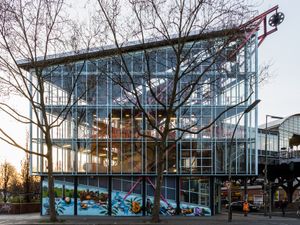 남부 출입구 건물