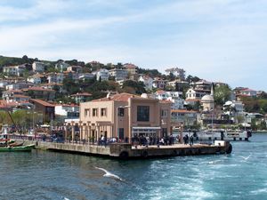 부르가자다의 페리 항구