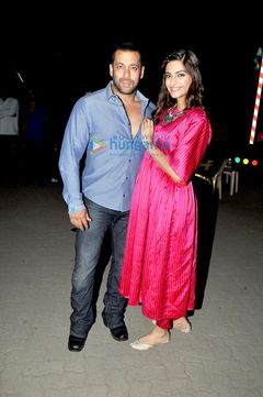 홍보 활동 중인 살만 칸과 소남 카푸르