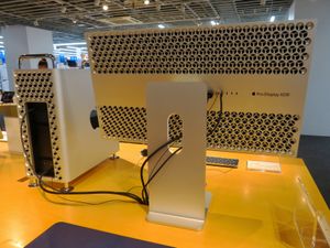 Pro Display XDR의 뒷면. Mac Pro에 썬더볼트 3(USB-C)로 연결되어 있다.