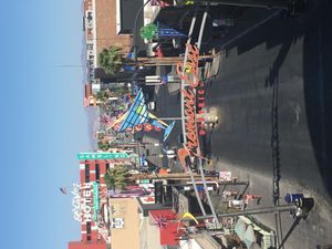 프리몬트 이스트 엔터테인먼트 지구.