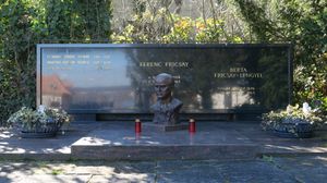 2024년의 무덤으로, 프리처이의 흉상과 콘스탄스 호수가 묘비에 비쳐 보인다.